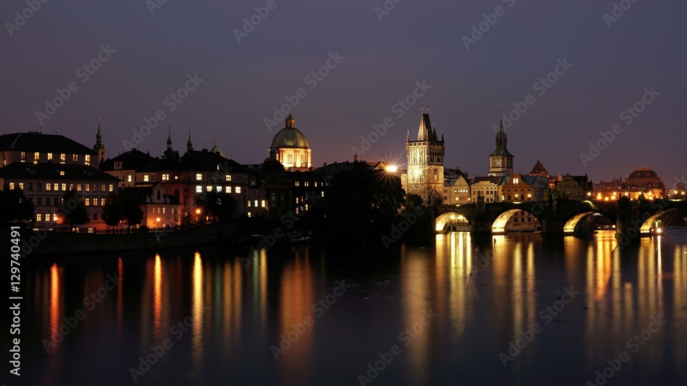 Stadtansicht von Prag mit der Karlsbrücke bei Nacht