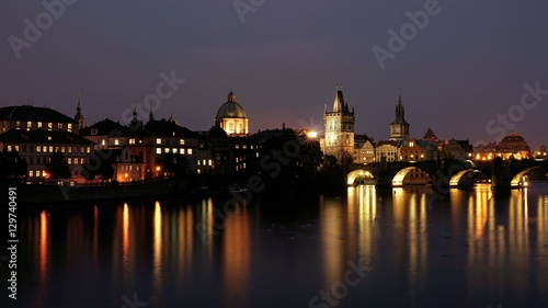 Stadtansicht von Prag mit der Karlsbrücke bei Nacht © Heiko Küverling