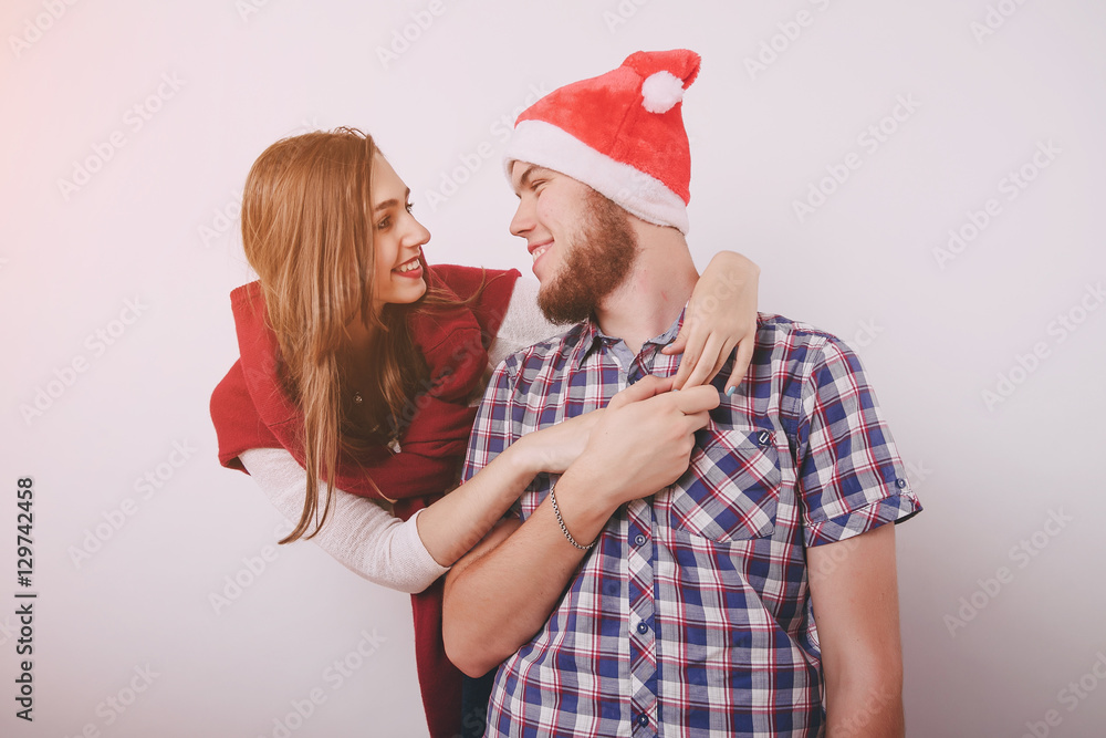 Obraz premium loving couple decorating Christmas tree