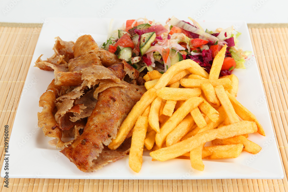 Döner mit Pommes und Salat Döner mit Pommes und Salat