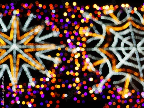Dekoracje świetlne bożonarodzeniowe z efektem bokeh na czarnym tle