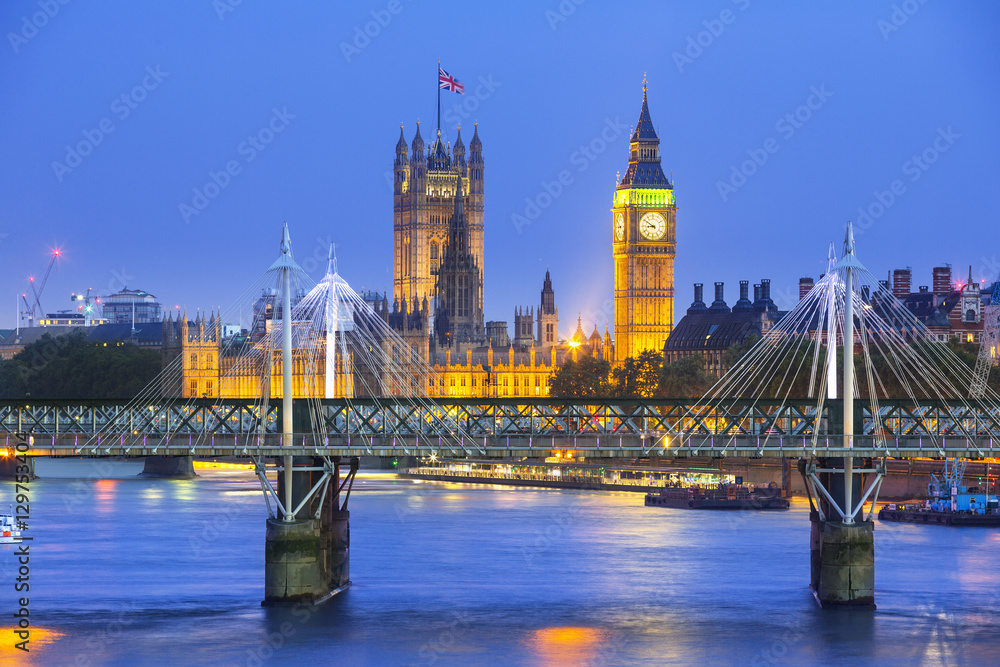 Obraz premium Londyn o zmierzchu. County Hall, Westminster Bridge, Big Ben i