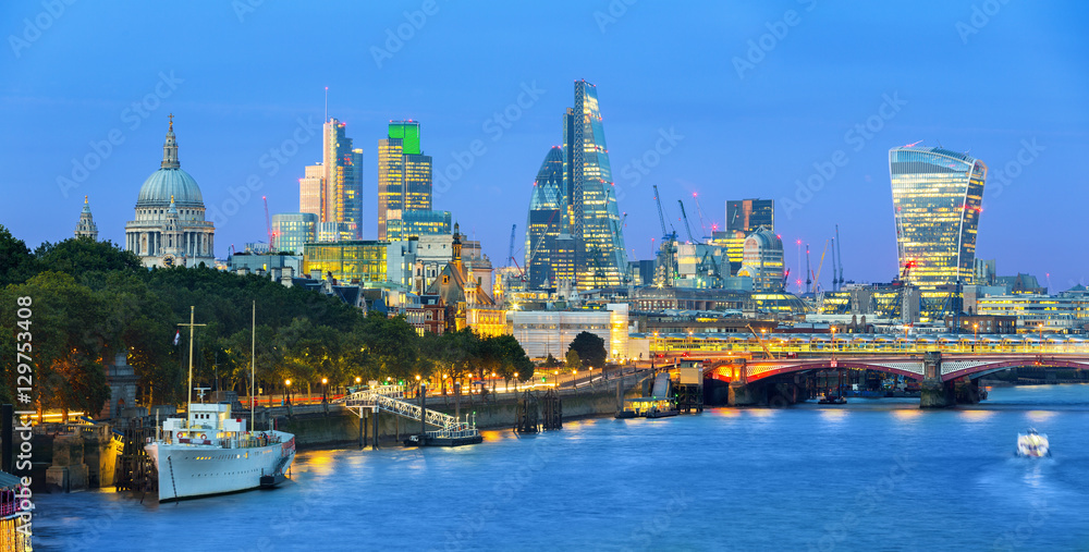 Obraz premium London cityscape at dusk with urban buildings over Thames River