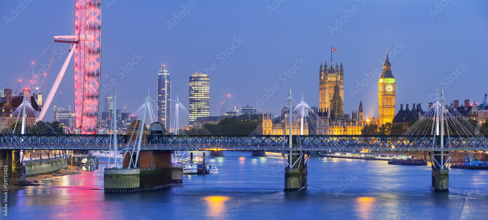 Obraz premium Londyn nocą. London Eye, Westminster Bridge, Big Ben i Hou