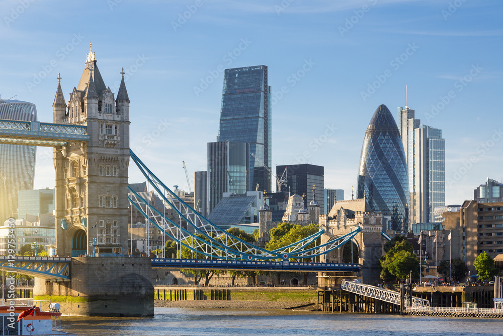 Obraz premium Dzielnica finansowa Londynu i Tower Bridge