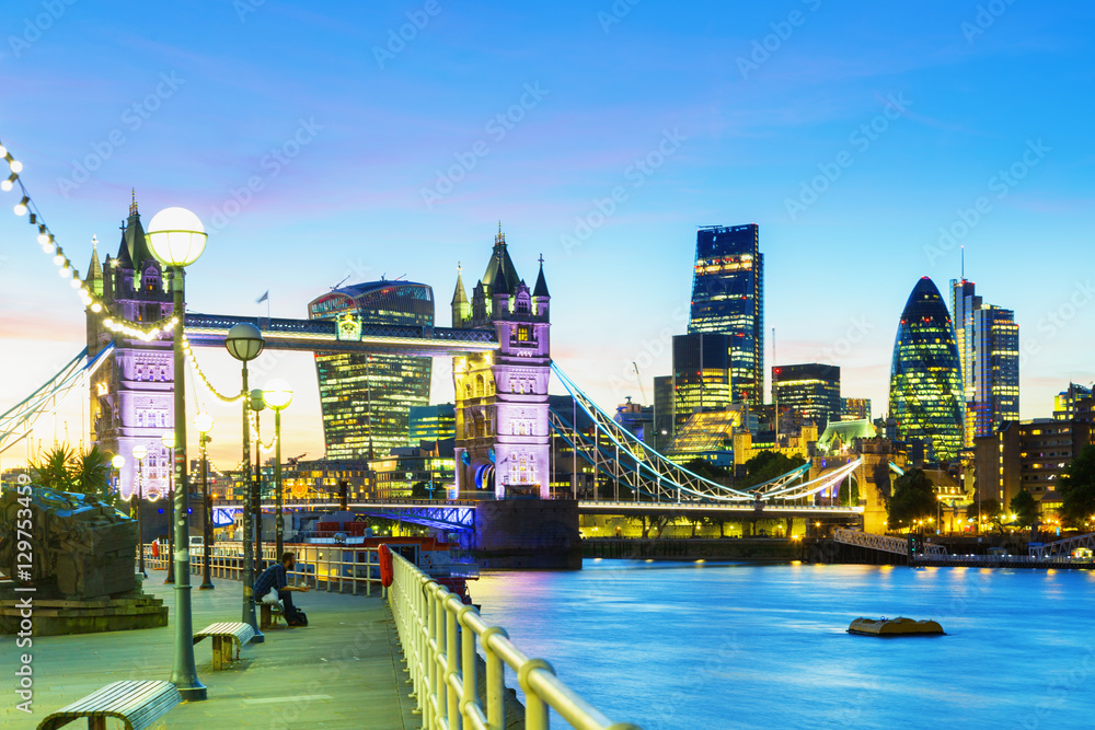 Obraz premium A beautiful dusk-time view of Tower Bridge and the River Thames