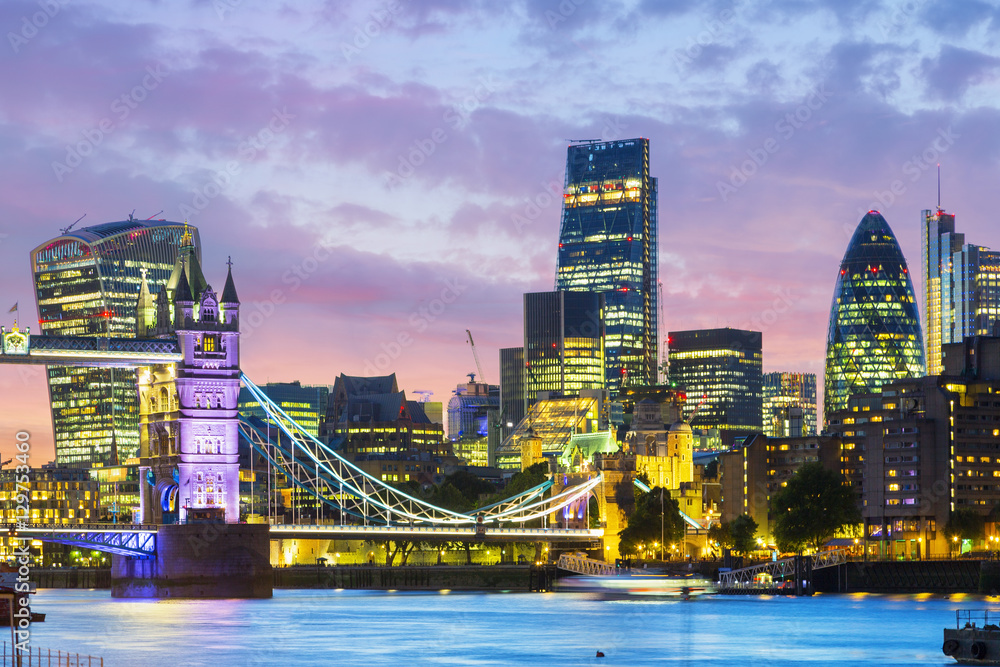 Obraz premium A beautiful dusk-time view of Tower Bridge and the River Thames