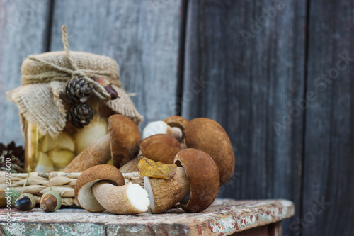 Canned white mushrooms and raw white mushrooms