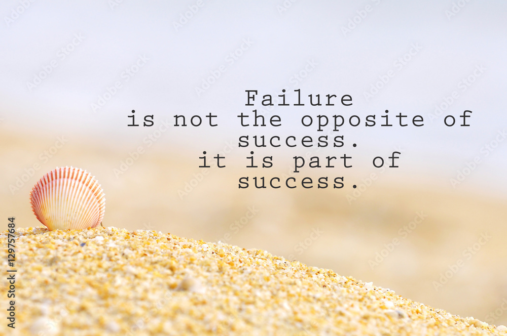 Fototapeta Inspirujący motywujący cytat z muszli na piasku na plaży. Niepowodzenie nie jest przeciwieństwem sukcesu. to część sukcesu.