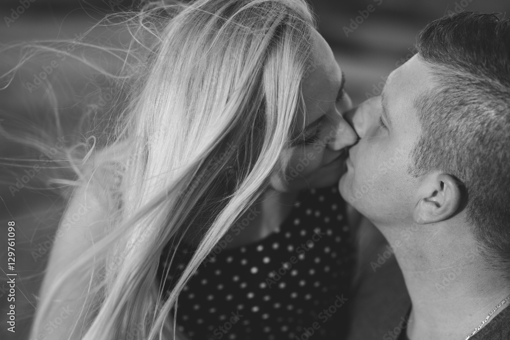 Fototapeta premium couple kissing