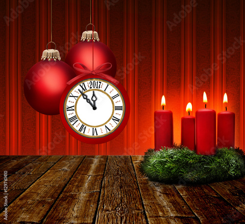 Adventskranz und Uhr