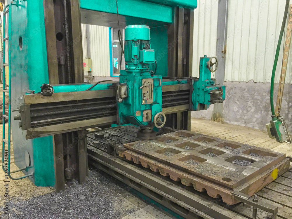 Milling machine working on jaw crusher spare parts.