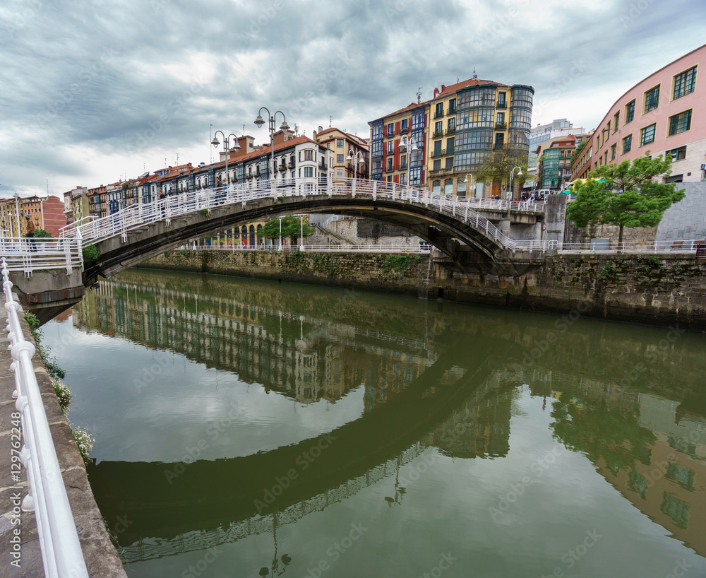 Obraz premium View of the riverside, downtown bilbao