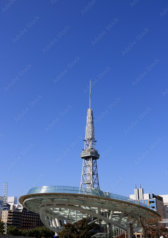 青空を背景に、名古屋の都市風景