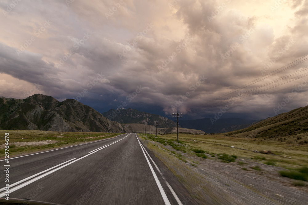 Naklejka premium Road in Russia. Altai, Chuysky tract.