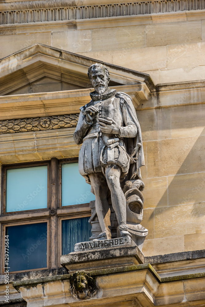 Obraz premium Ancient sculpture on Louvre Museum building. Paris, France.