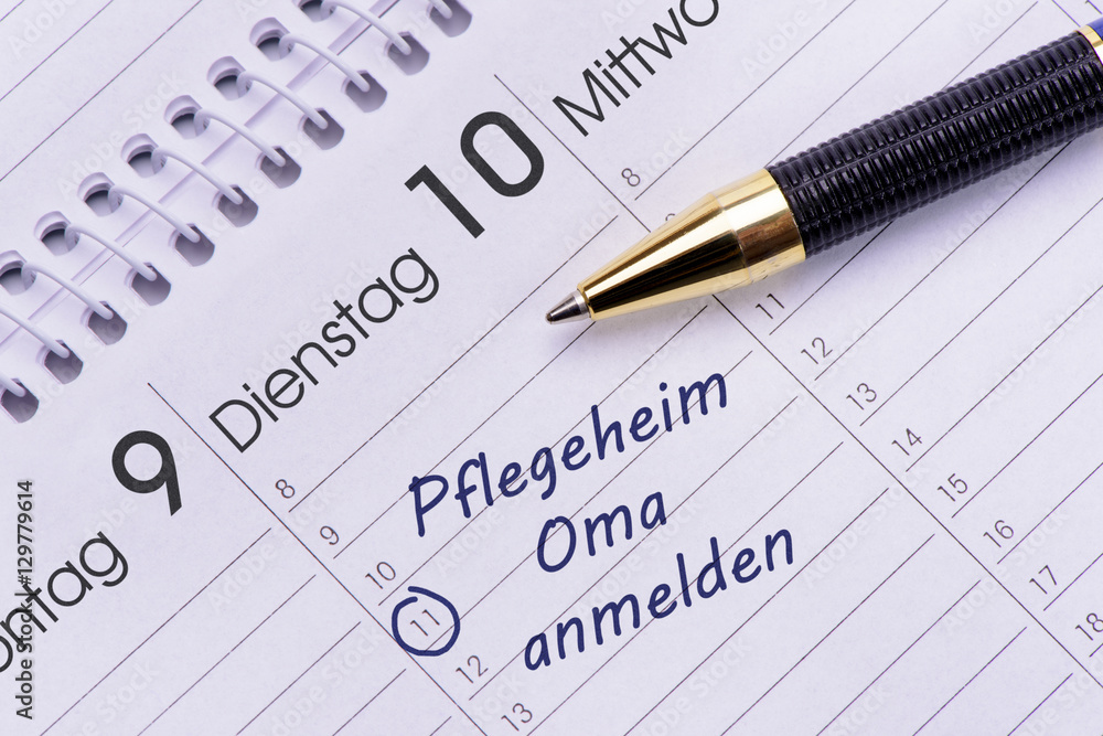 Oma im Pflegeheim anmelden, markiert im Kalender Oma im Pflegeheim anmelden, markiert im Kalender