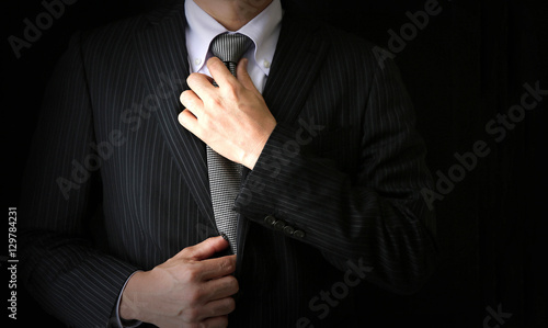 Fotografia ネクタイをしめるビジネスマン