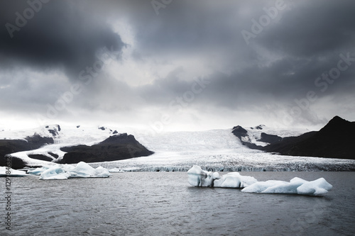 Ghiacciaio e laguna con iceberg in islanda