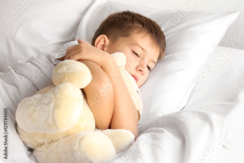 Small sick boy with Teddy b...
