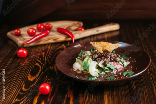 Блюдо еды на деревянном фоне