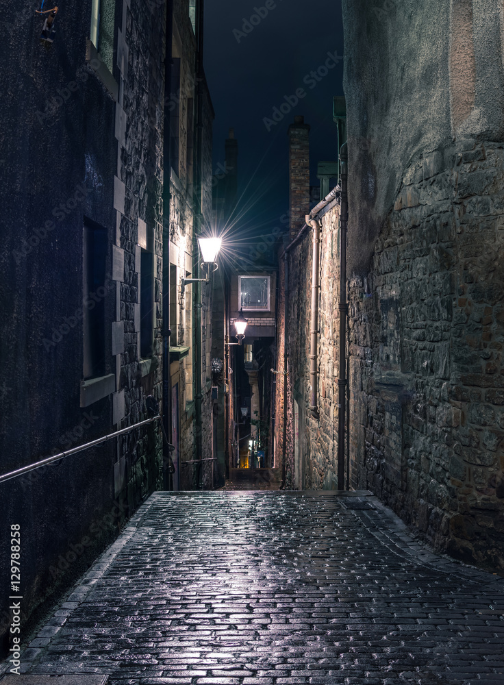 Narrow alleyway in Edinburgh