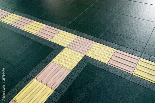 Canvas-taulu Sidewalk guides for blind. cobblestones on walkway for blindness