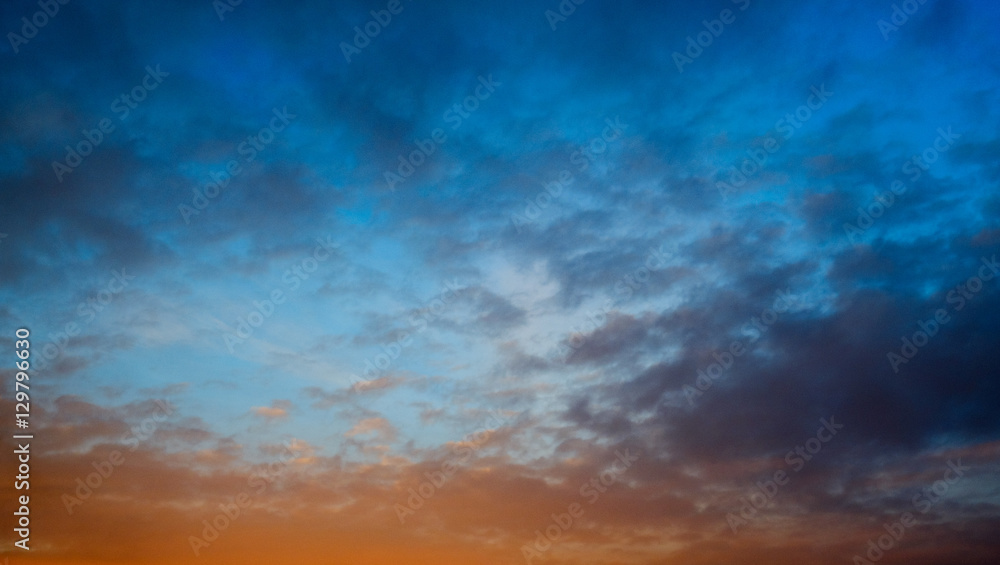 Obraz premium dark blue sky at sunset