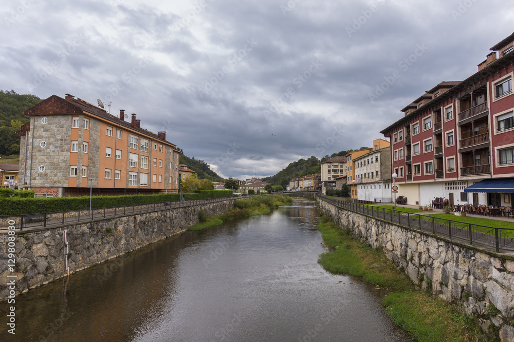 Río Sella a su paso por Cangas de Onis (Asturias, España).