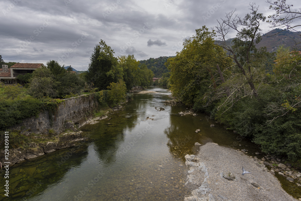 Río Sella a su paso por Cangas de Onís (Asturias, España).