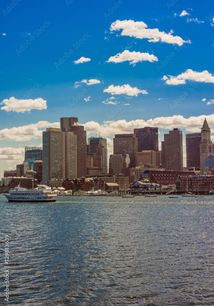 Obraz premium Skyline of Boston and floating ship during the sunny day