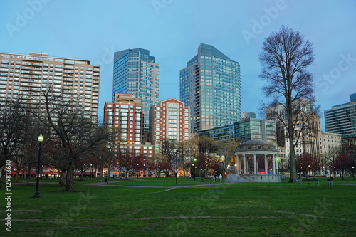 Fototapet Skyline and Boston Common public park in the evening