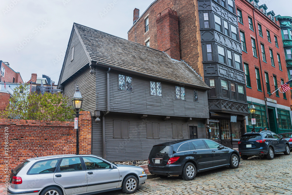 Obraz premium Paul Revere House at North Square in Boston