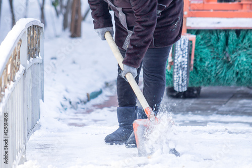 Manual snow removal shovel
