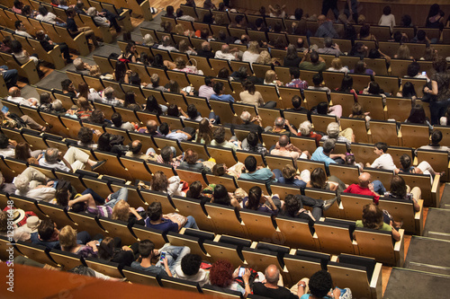 Platea de teatro.
Auditorio de teatro con algunos espectadores sentados