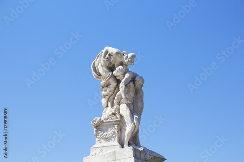 Woman kisses man statue in front of Altar of the Fatherland in Rome. Grand marble  classical temple honoring Italy s first king   First World War soldiers.