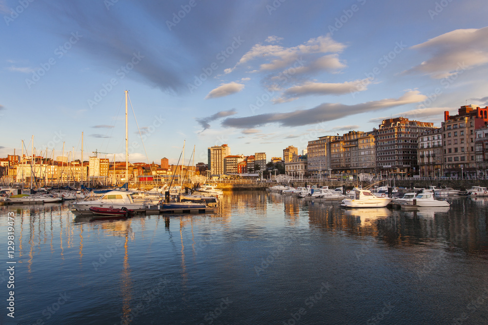 Atardecer en el puerto deportivo de Gijón