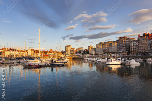 Atardecer en el puerto deportivo de Gijón © lleandralacuerva