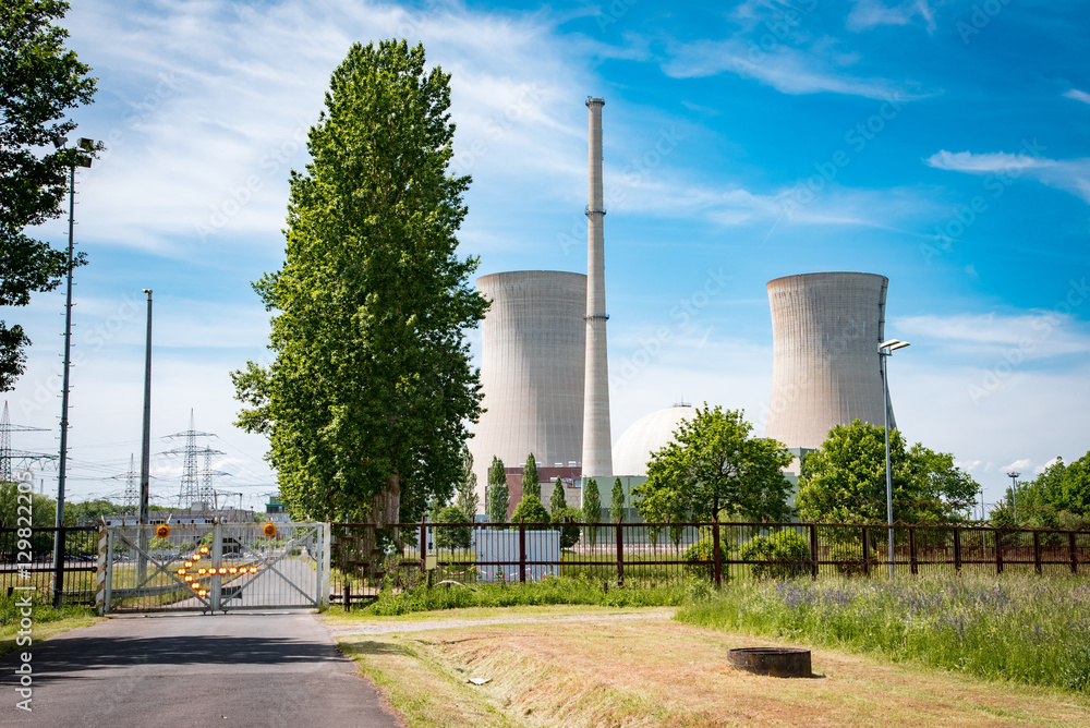 Sicherheit - Kernkraftwerk mit Sicherheitszaun Sicherheit - Kernkraftwerk mit Sicherheitszaun