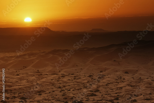Merzouga  Marokko  Erg Chebbi  Sahara  Wueste  Sonnenaufgang an der Grenze zu Algerien