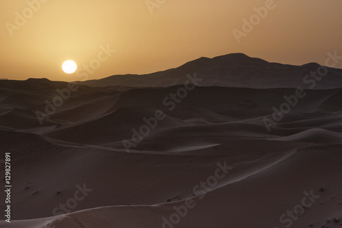 Merzouga, Marokko, Erg Chebbi, Sahara, Wueste, Sonnenaufgang ueber Algerien