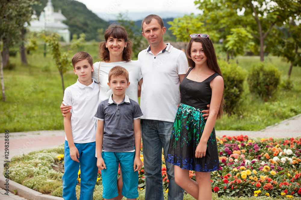 Fototapeta premium Happy family the vacationer in park