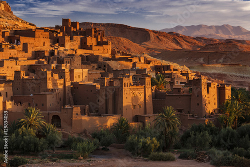 Ait Ben Haddou, Marokko, Kasbah, Unesco Weltkulturerbe, 16.10.2016, im Hintergrung der Hohe Atlas  photo