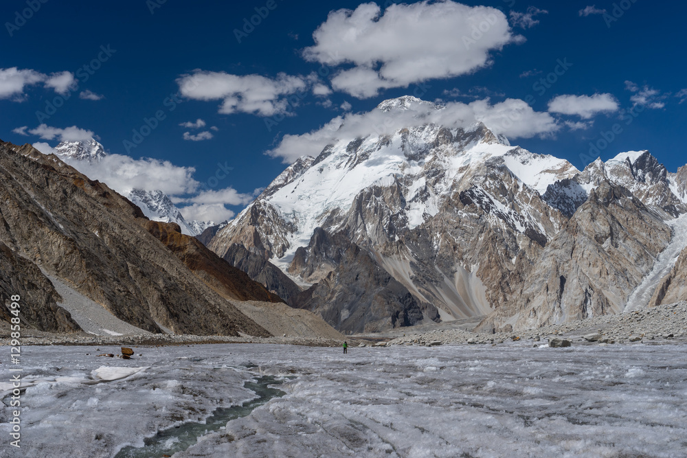 Obraz premium Broad peak view along the way to Ali camp, K2 trek, Pakistan
