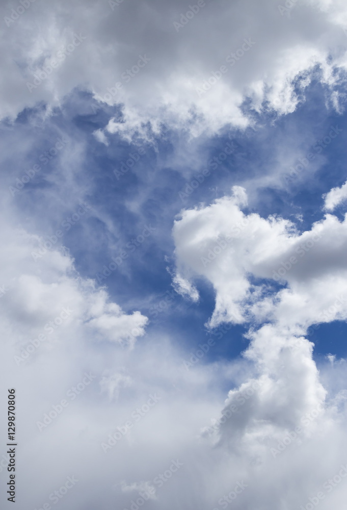 Obraz premium Cumulus clouds against the blue sky background