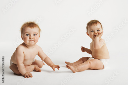 Bild auf Leinwand Full length of cute babies sitting isolated on white background