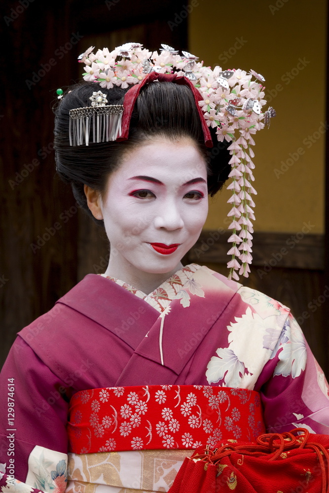 Portrait of a maiko (apprentice geisha) wearing traditional Japanese kimono,  in the Gion district, Kyoto, Kansai region, island of Honshu, Japan  Stock-Foto