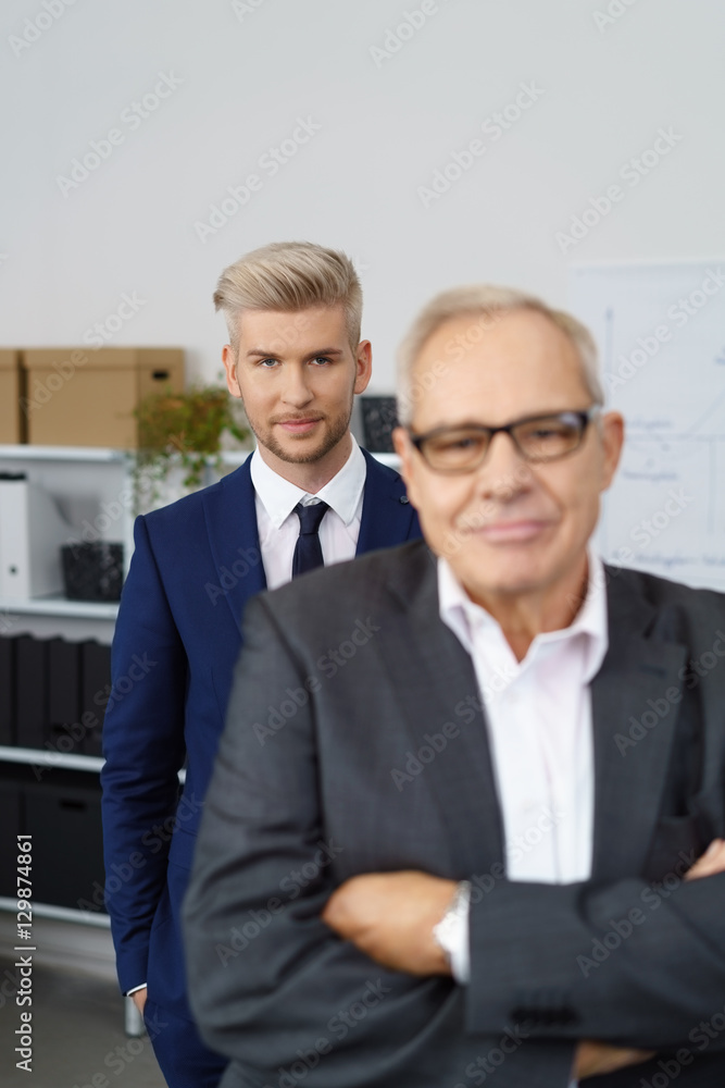 geschäftsleute verschiedenen alters stehen im büro geschäftsleute verschiedenen alters stehen im büro