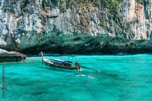 Obraz na płótnie Loh sa ma bay the entrance to maya bay Phi Phi Islands andaman s w salonie