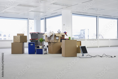 Foto Cartons and equipment on floor of empty office space